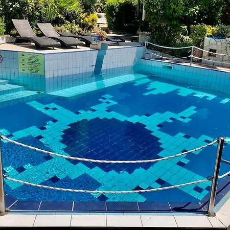 Pool Apartment Mes 4 Вир